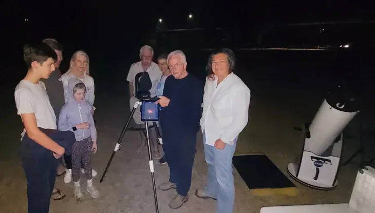 Este telescopio es práctico y le permite a los no especialistas poder observar el espacio. Este telescopio es práctico y le permite a los no especialistas poder observar el espacio.