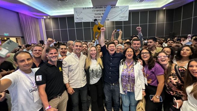 Karina Milei y Martín Menem durante un acto en Corrientes, junto al referente local, Lisandro Almirón.