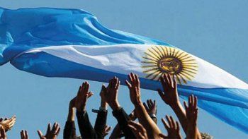 Los precios del crudo se desplomaron el lunes, en su mayor declive desde la Guerra del Golfo de 1991. El impacto se sentirá en la Argentina.