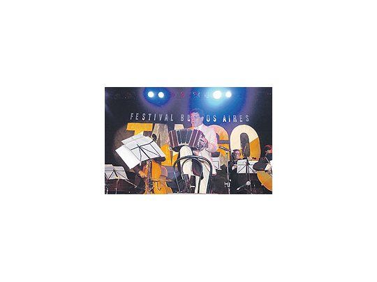 Al frente de su orquesta, el bandoneonista Lisandro Adrover abrió el recital-milonga, en laesquina de Maipú y Diagonal Norte, que precedió el cierre del VIII Festival Buenos AiresTango.