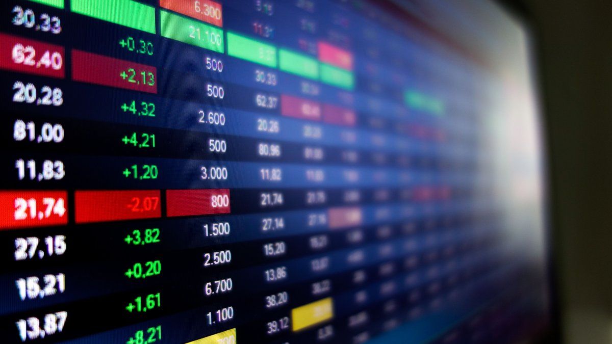 Country risk hits 28-month lows: dollar bonds extend rise and CERs fall
