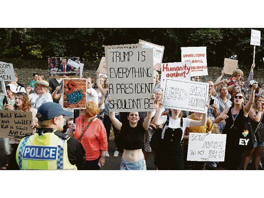 RECHAZO. “Trump es todo lo que un presidente no debería ser”, se lee en uno de los carteles de las protestas contra el mandatario estadounidense ayer, en Londres. Hoy se espera una multitud en su contra.