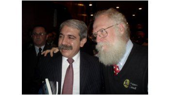 ámbito.com | El jefe de Gabinete, Aníbal Fernández, y John Maddog Hall, de Linux International.