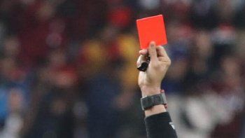 Coronavirus: en el fútbol inglés quienes tosan ante un adversario tendrán tarjeta roja.&nbsp;