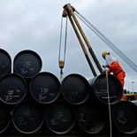 Los precios del petróleo caen y se encaminan a finalizar una semana a la baja. Los precios del petróleo caen y se encaminan a finalizar una semana a la baja.