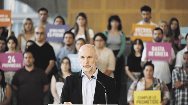 Escenario. Horacio R. Larreta, acompañado de un grupo de “vecinos” que sobre el final de la conferencia de prensa exhibieron carteles con leyendas como “basta de grieta”.
