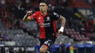 Los futbolistas, en sus tiempos libres, suelen practicar otros deportes. Este es el caso del serbio Uros Durdevic, quien demostró ante sus compañeros del Atlas sus dotes jugando a los bolos.
