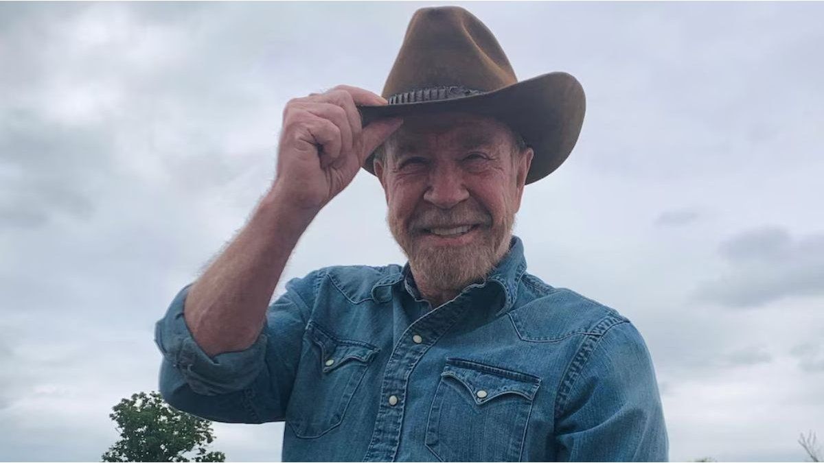 El último video de Chuck Norris fue hace una semana y en el día de su cumpleaños
