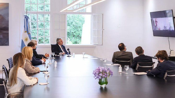 Estuvieron en la Residencia de Olivos por Whirlpool el manager General de Argentina, Guillermo Felice; los gerentes de Relaciones Institucionales, Comunicaciones y Sustentabilidad, Agustín del Castillo, y de Logística y Comercio Exterior, Mariela Blanda, y la manager de marketing, María Laura Perosio.