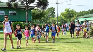 La iniciativa estará destinada a niños y niñas desde los 3 años, adolescentes y jóvenes en edad escolar, e incluye de manera expresa a estudiantes de la modalidad de Educación Especial. La iniciativa estará destinada a niños y niñas desde los 3 años, adolescentes y jóvenes en edad escolar, e incluye de manera expresa a estudiantes de la modalidad de Educación Especial.