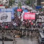 Manifestantes cortan el Puente Pueyrredón contra la reforma laboral. Manifestantes cortan el Puente Pueyrredón contra la reforma laboral.