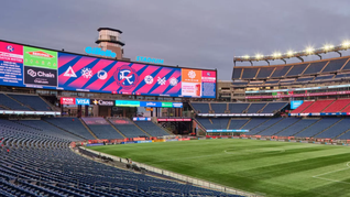 La pantalla LED de alta definición del Boston Stadium mide 2.044 metros cuadrados, la más grande del país en un recinto al aire libre. La pantalla LED de alta definición del Boston Stadium mide 2.044 metros cuadrados, la más grande del país en un recinto al aire libre.