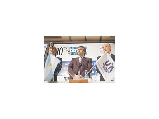 El jefe de Gabinete, Alberto Fernández, junto al titular de la UIA, Alberto Alvarez Gaiani (der.) y Juan Manuel Lardizábal, de Renault (izq.), ayer en la Conferencia Industrial en Pilar.