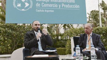 Encuentro. Martín Guzmán y Daniel Funes de Rioja compartieron espacio en los jardines del Four Seasons.