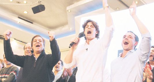 Euforia. Martín Lousteau, Fernando Sánchez y Roy Cortina festejan en el búnker de ECO en Palermo. El combinado de la UCR, Coalición Cívica y Socialismo concentró el voto antimacrista de la Capital Federal.