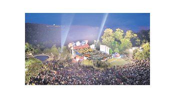 Una vista del multitudinario cierre musical de «Iguazú en concierto», con todas las orquestas, coros y solistas infantiles y juveniles que participaron este año del ciclo impulsado por Andrea Merenzon.