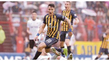 Festejo. Fernando Zampedri abrió el camino del triunfo de Central.