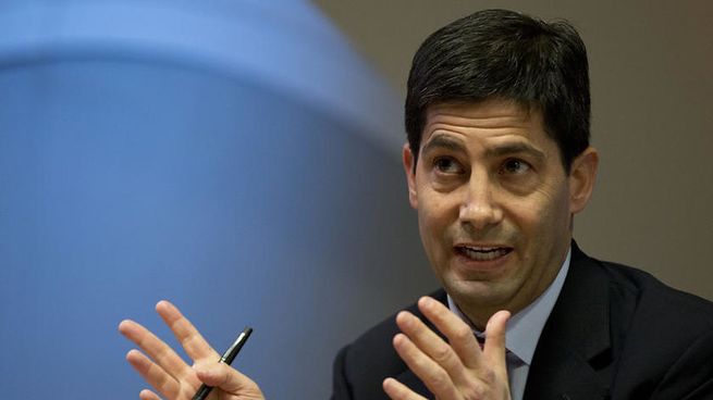 Kevin Warsh es conocido por su paso por la Fed durante la crisis financiera de 2008 y sus contactos tanto con Wall Street como con el círculo cercano de Trump.