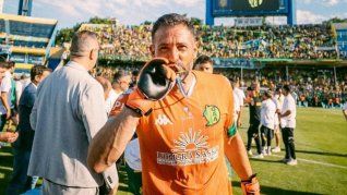 Carranza se retiró tras convertirse en el futbolista más longevo en disputar un partido oficial en Primera División. Carranza se retiró tras convertirse en el futbolista más longevo en disputar un partido oficial en Primera División.