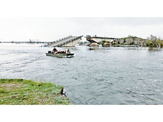 Insólito. El puente que une las ciudades correntinas de Goya y Esquina se desmoronó el sábado pasado tras una fuerte tormenta.