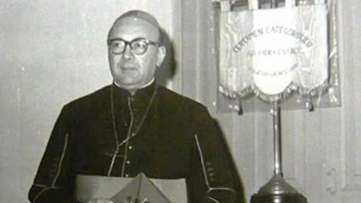 El obispo Ponce de León falleció en un accidente automovilístico en 1977.