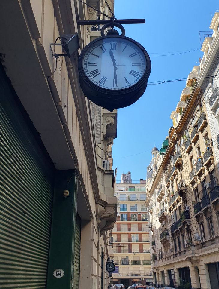 Reloj antiguo sobre la fachada, un elemento distintivo del entorno histórico del pasaje (Foto: Mariela Blanco)