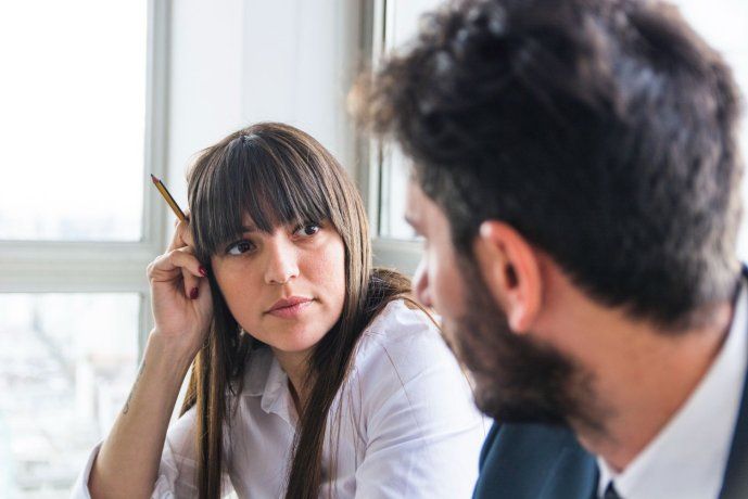 El lenguaje no verbal despierta interés desde hace años por las señales que transmite durante una conversación. El lenguaje no verbal despierta interés desde hace años por las señales que transmite durante una conversación.