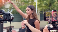 Peralta realizó el saludo nazi mientras se dirigía a sus simpatizantes durante una protesta frente a la Embajada de Marruecos, en Madrid.