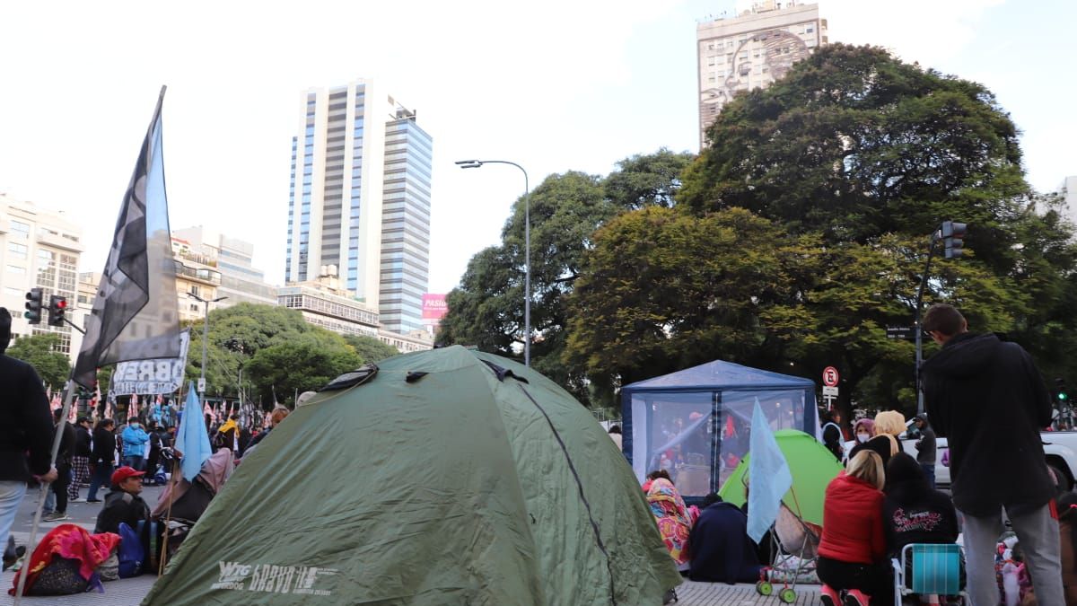 Grupos de piqueteros se trasladaron al Ministerio de Trabajo en apoyo al Sutna