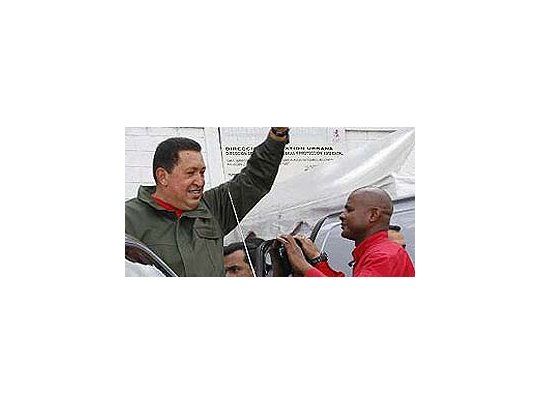 Hugo Chávez, ayer al votar en las elecciones regionales venezolanas.Instó a la oposición a reconocer los resultados,pese a que él mismo había amenazado durante la campañacon «sacar los tanques a la calle» si ganaban los «candidatosde la oligarquía».