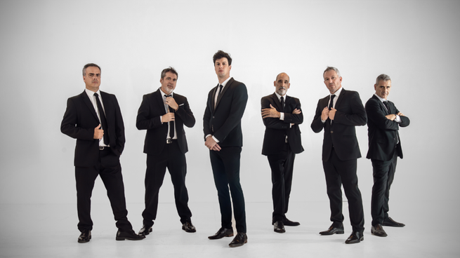 El show es una distopía, nos presentamos como si fuéramos un grupo perdido que unos arqueólogos encontraron, es como un documental bizarro de una banda que hacía música con la boca, sin enchufe, sin auto tune, sin nada, explica VoxPop. 