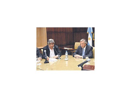 Hugo Moyano y Néstor Kirchner ayer en la Casa Rosada endonde el Presidente proclamó monumento histórico eledificio de la CGT.