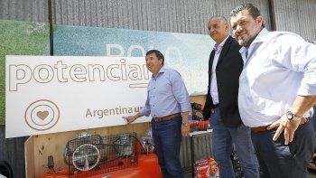 El ministro de Desarrollo Social, Daniel Arroyo, dijo: La idea es que esto genere trabajo hacia abajo: que el día que tenga mucho laburo el que pidió máquinas textiles, contrate a alguien para que lo ayude esa semana y se empiece a mover la rueda.