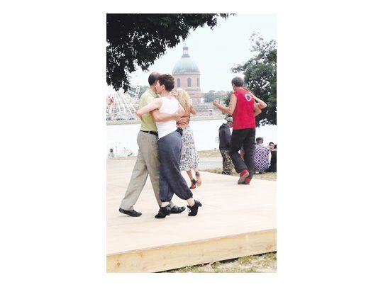 En distintas plazas, centros culturales, talleres artísticos, escuelas de danza y hasta en librerías, por lo menos una vez por semana, se abren «milongas» donde tanto los toulousianos como los visitantes extranjeros se reúnen a bailar «tango argentino».
