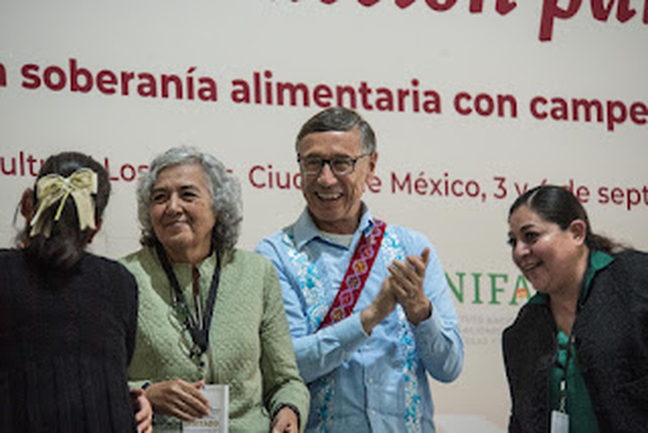 Víctor Suárez Carrera, el procurador agrario, en el centro. Víctor Suárez Carrera, el procurador agrario, en el centro.
