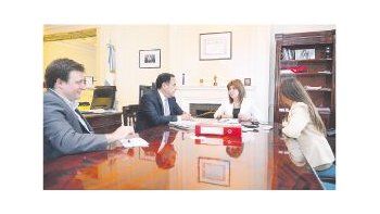 Patricia Bullrich, ayer con el ministro de Gobierno y Seguridad de Tucumán, Amado Regino.