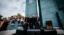 Bono, al frente de U2, combina una trayectoria musical de décadas con inversiones y proyectos solidarios.
