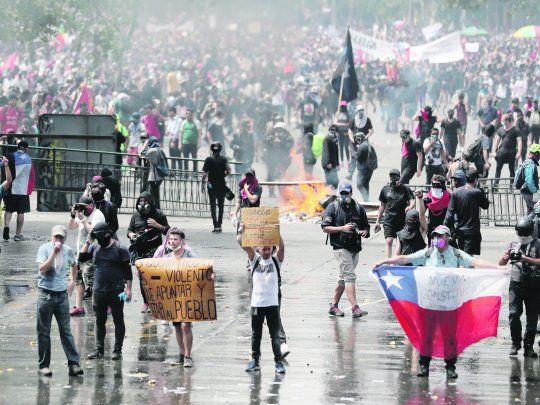 SIN PAUSA. Santiago fue escenario de una nueva jornada de manifestaciones, esta vez engrosadas por la participaci&oacute;n de los sindicatos. Al igual que en d&iacute;as anteriores, fueron reprimidas. Anoche reg&iacute;a el estado de excepci&oacute;n en medio de denuncias de abusos de los derechos humanos.