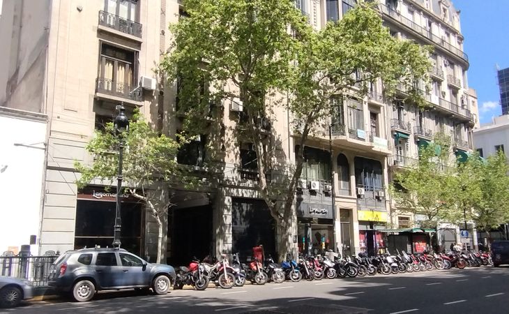 Acceso al Pasaje Roverano, en la Avenida de Mayo y cerca de la Plaza de Mayo Acceso al Pasaje Roverano, en la Avenida de Mayo y cerca de la Plaza de Mayo