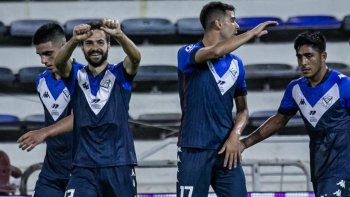 velez recupero la punta con una goleada a union