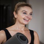 Un simple ejercicio de yoga ideal para descontracturarse. Un simple ejercicio de yoga ideal para descontracturarse.