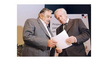 ámbito.com | La fórmula del Frente Amplio, con José Mujica como candidato a presidente y Danilo Astori como vice, es amplia favorita para el balotaje del domingo. La oposición blanca y colorada no logra cambiar el panorama político que dejó la votación del 25 de octub