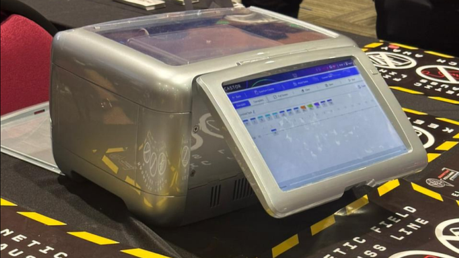 En la Ekoparty Security Conference 2025 se presentó por primera vez en la región una computadora cuántica de escritorio con fines educativos.