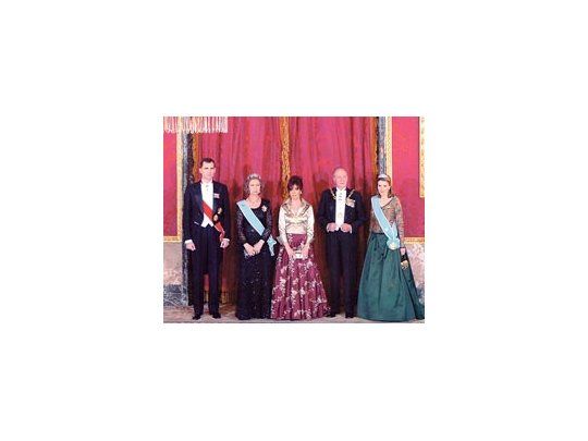 Para la gala que ofrecieron los reyes, Cristina vistió acorde con los protocolos reales y llevó el Collar de la Orden de Isabel la Católica.