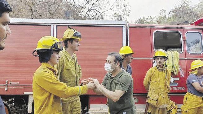 respaldo. El gobernador de Misiones, una de las provincias más afectadas por incendios forestales, recorrió las zonas y tomó contacto con los Bomberos y brigadistas que trabajan para contener el avance de las llamas.