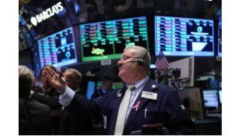 Wall St. cerró casi estable tras datos económicos