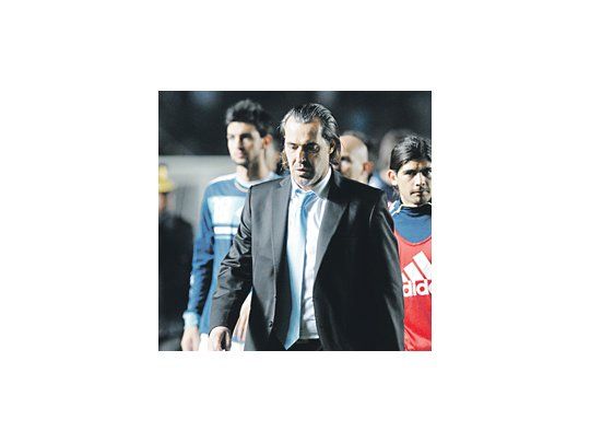 Sergio Batista declaró que «quería jugar como el Barcelona», pero en la cancha el equipo estuvo perdido, sin brújula y sólo les ganó a los juveniles de Costa Rica.