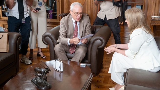 Mario Lubetkin entregó los documentos provisorios del acuerdo Mercosur-UE a Carolina Cosse.&nbsp;