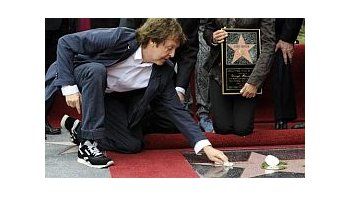 Paul McCartney el día que se inauguró la estrella de George Harrison