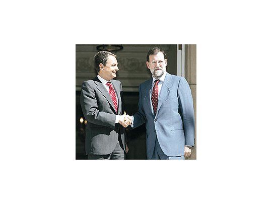 El presidentedelgobiernoespañol,José LuisRodríguezZapatero,pidió ayerapoyocontra elterrorismo aljefe de laoposición, elconservadorMarianoRajoy. El finde la treguade ETA pusode manifiestoel fracasode laanteriorestrategiasocialista.